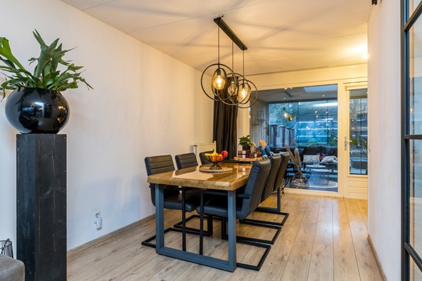 Foto - Te koop: Moderne instapklare drive-inwoning met garage, 3 slaapkamers, balkon met prachtig uitzicht en geheel bestraatte onderhoudsvriendelijke tuin met tuinkamer gelegen aan de rand van Heerlen.